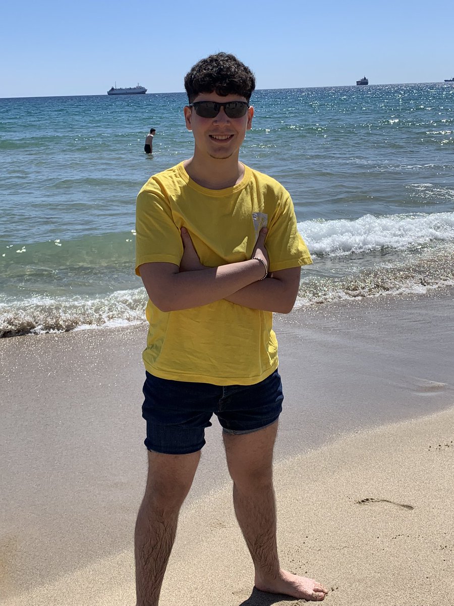 malonelanguages's tweet image. Beach buddies on Tarragona beach🏝️ 😎