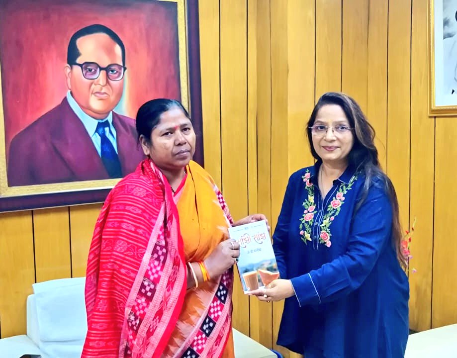 PratimaBhoumik's tweet photo. It was a pleasure to meet and interact with Smt. @JvManisha ji. She presented her book-"Saanjhi Saanjh" which talks about the relationship and stories of senior citizens. 
Glad to meet people working towards creating a better living environment for our respected elders. https://t.co/RHzpfMWSxy