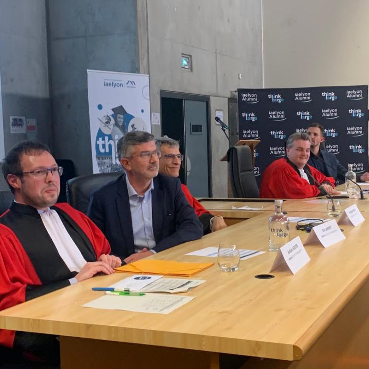 [#alternance] Vendredi 31/03, nous avons eu le plaisir de retrouver 𝐧𝐨𝐬 𝐝𝐢𝐩𝐥𝐨̂𝐦𝐞́𝐬 𝐝𝐞 𝐋𝐢𝐜𝐞𝐧𝐜𝐞𝐬 𝐏𝐫𝐨𝐟𝐞𝐬𝐬𝐢𝐨𝐧𝐧𝐞𝐥𝐥𝐞𝐬, 𝐩𝐫𝐨𝐦𝐨 𝟐𝟎𝟐𝟐, pour leur remettre officiellement leur diplôme 🥳🎓 !
Toutes nos félicitations à vous toutes et tous 👏.