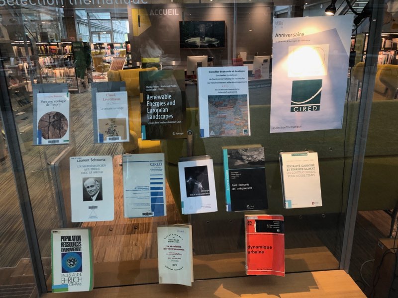 BibdesPonts's tweet photo. #JeudiPhoto📷À l’occasion du 50ème anniversaire du CIRED, retrouvez une sélection d'ouvrages dans les vitrines de #LaSource.📚📖 Bonne lecture ! https://t.co/ch9TgzTkn7
