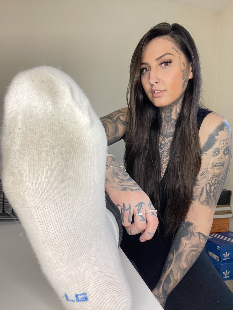 thefootlover01's tweet photo. THIRSTY 🥵 THREAD 🧵

P0ST any photo/video of yourself showing off those Thirsty S0LES / T0ES 
Like + RT this for max exposure!
Fellas make sure to subscribe, follow,RT all the beautiful ladies that P0ST  to this thread!
👑👑
Model: 
@larissarosexx https://t.co/ESZLF8knth