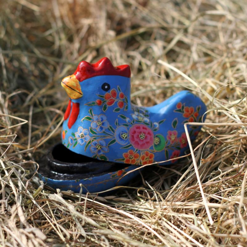 These pretty Hen Boxes are individually hand-made and hand painted by the skilled crafts people of Kashmir. They make particularly appropriate Easter decorations, being big enough for a chocolate egg!
ethicalshop.org/hand-painted-h…

#easter #hens #chocolateeggs #fairtrade