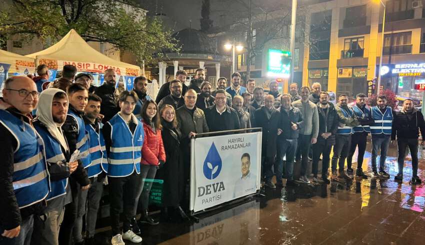 TurkSoylem's tweet photo. Bursa’nın DEVA’sı İftardan Sahura Sahada
https://t.co/M5Q5K2NDcs
@devapartisi @bursadadeva @alibabacan @serkanozgoz
#14mayıs #bursa #çalışma #ekonomi #faaliyetler #iftar #ikram #lokma #ramazan #sahur #seçim #vatandaş #ziyaret https://t.co/arhGodpl4v