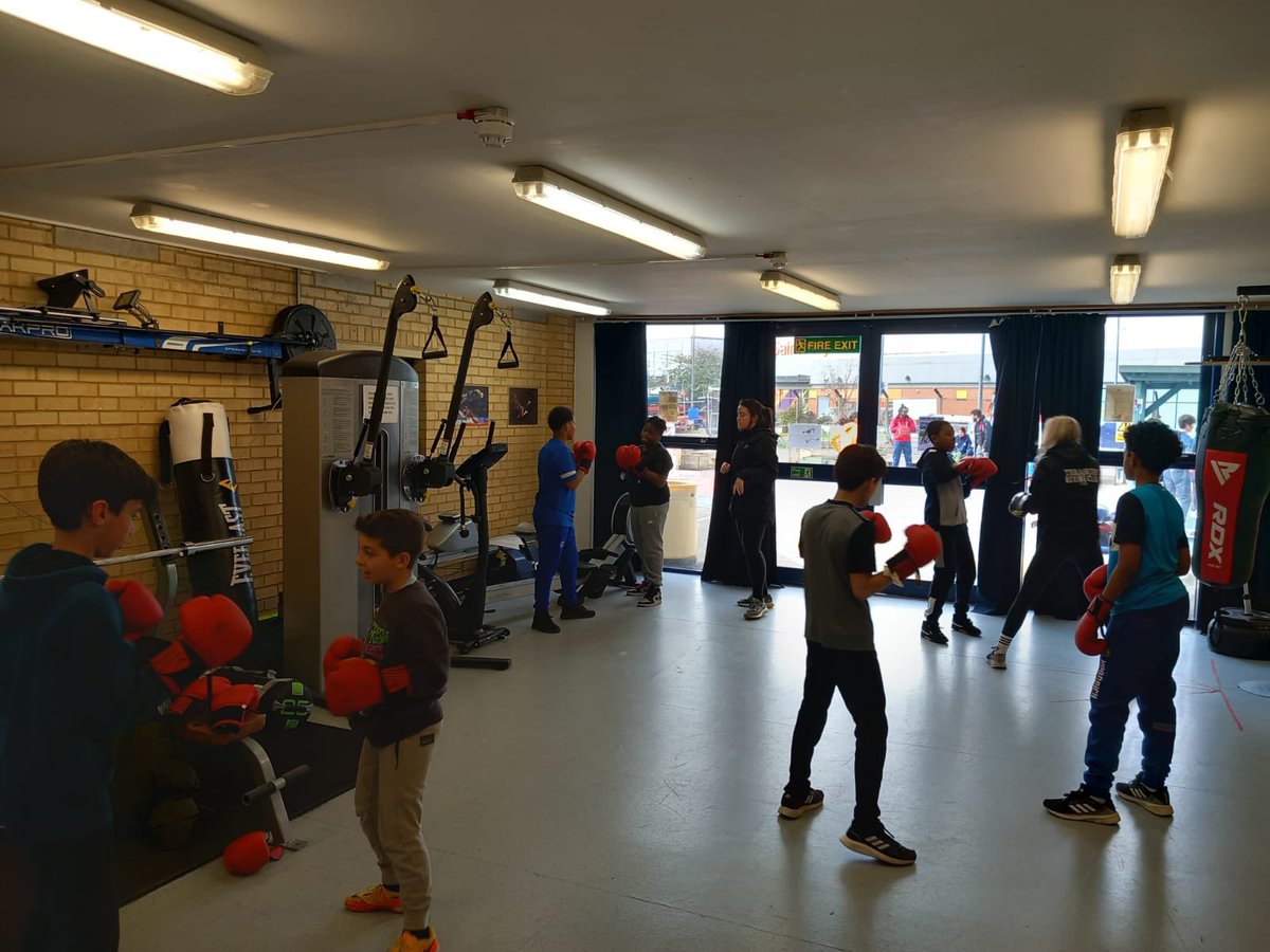 LdnSportsTrust's tweet photo. Sun was shining over at the Canalside W10 SAFE camp. Lots of activities taking place across the week. They event took a trip down the canal❗️#SAFEcamp @JohnLyonCharity @RBKC @youngkandc https://t.co/1CugCsFPwy