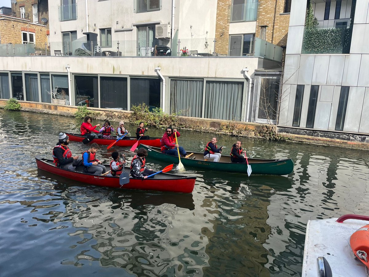 LdnSportsTrust's tweet photo. Sun was shining over at the Canalside W10 SAFE camp. Lots of activities taking place across the week. They event took a trip down the canal❗️#SAFEcamp @JohnLyonCharity @RBKC @youngkandc https://t.co/1CugCsFPwy
