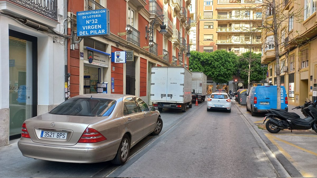 ToniRamos4's tweet photo. Carrer Pizarro. Aixina tots els dies @policialocalvlc @joanribo https://t.co/DlQINgQ2Ru