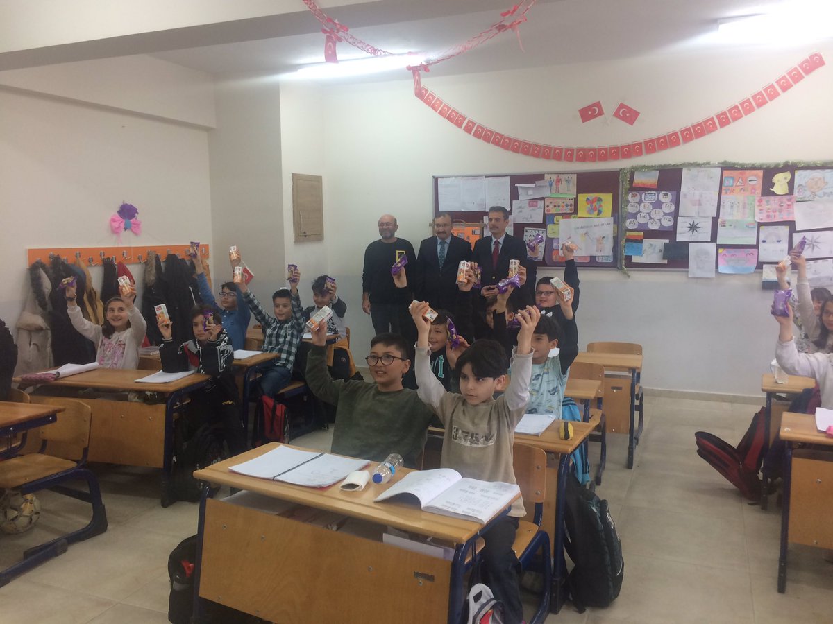 Emet Belediye Başkanı Hüseyin Doğan Bey ile İlçe Milli Eğitim Müdürümüz Bilal Şen Bey okulumuzu ziyaret ederek öğrencilerimize “Heyman” hediyeleri dağıttılar.Nazik ziyaretleri ve hediyeleri için kendilerine teşekkür ederiz.<a href="/Bilalsen43700/">Bilal ŞEN</a> <a href="/Emetilcemem/">Emet İlçe Milli Eğitim Müdürlüğü</a> <a href="/kutahyamem/">Kütahya İl Millî Eğitim Müdürlüğü</a> <a href="/emetbelediyesi/">emetbelediyesi</a>