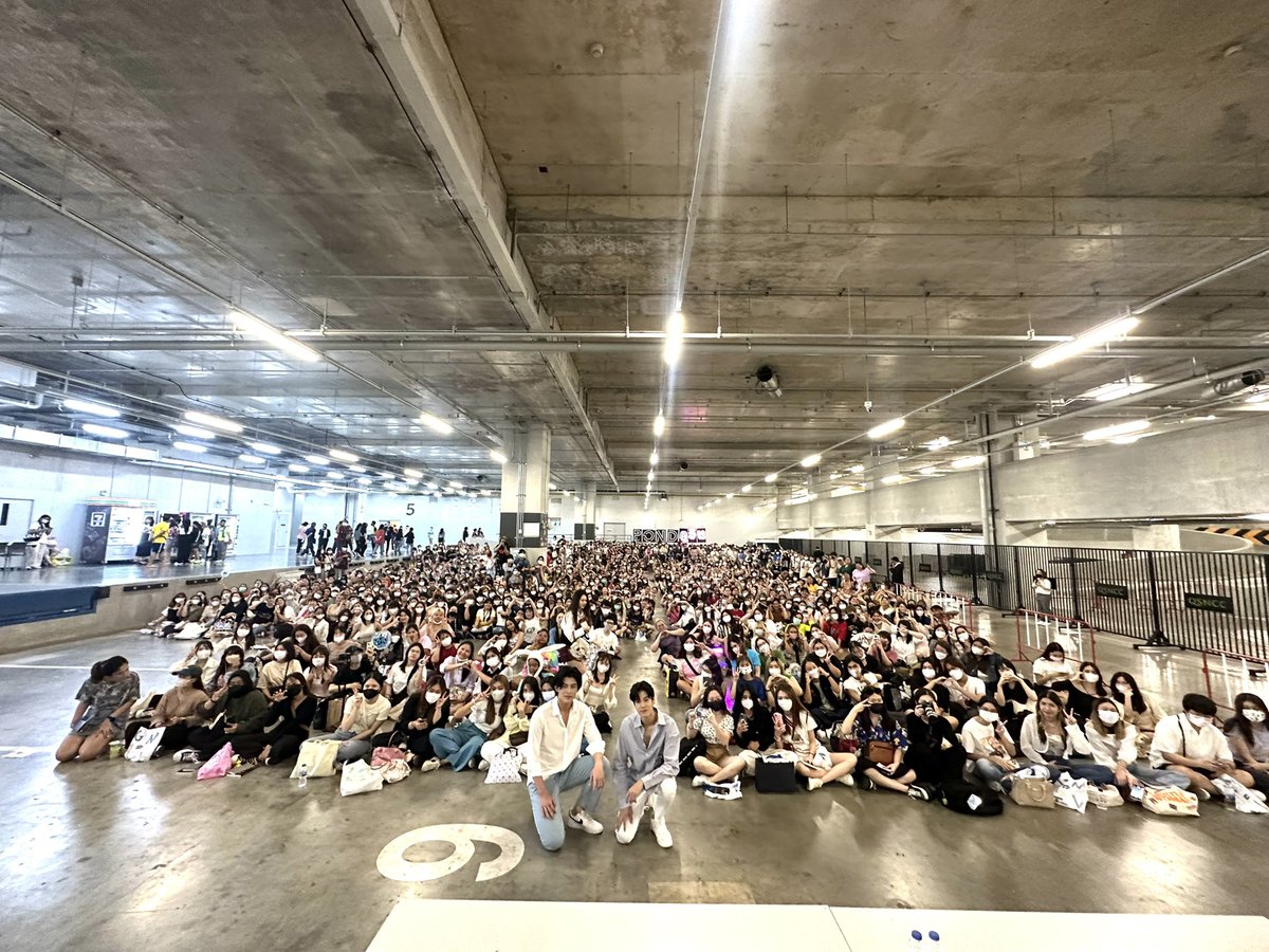 GmmtvShop's tweet photo. นำภาพบรรยากาศของ "ปอนด์-ภูวิน" ในงานสัปดาห์หนังสือแห่งชาติ ครั้งที่ 51 และสัปดาห์หนังสือนานาชาติ ครั้งที่ 21 มาฝากทุกคนค่า📚

@ppnaravit @phuwintang 
#BookfluencerxPondPhuwin
#GMMTV https://t.co/6fHL80lygU