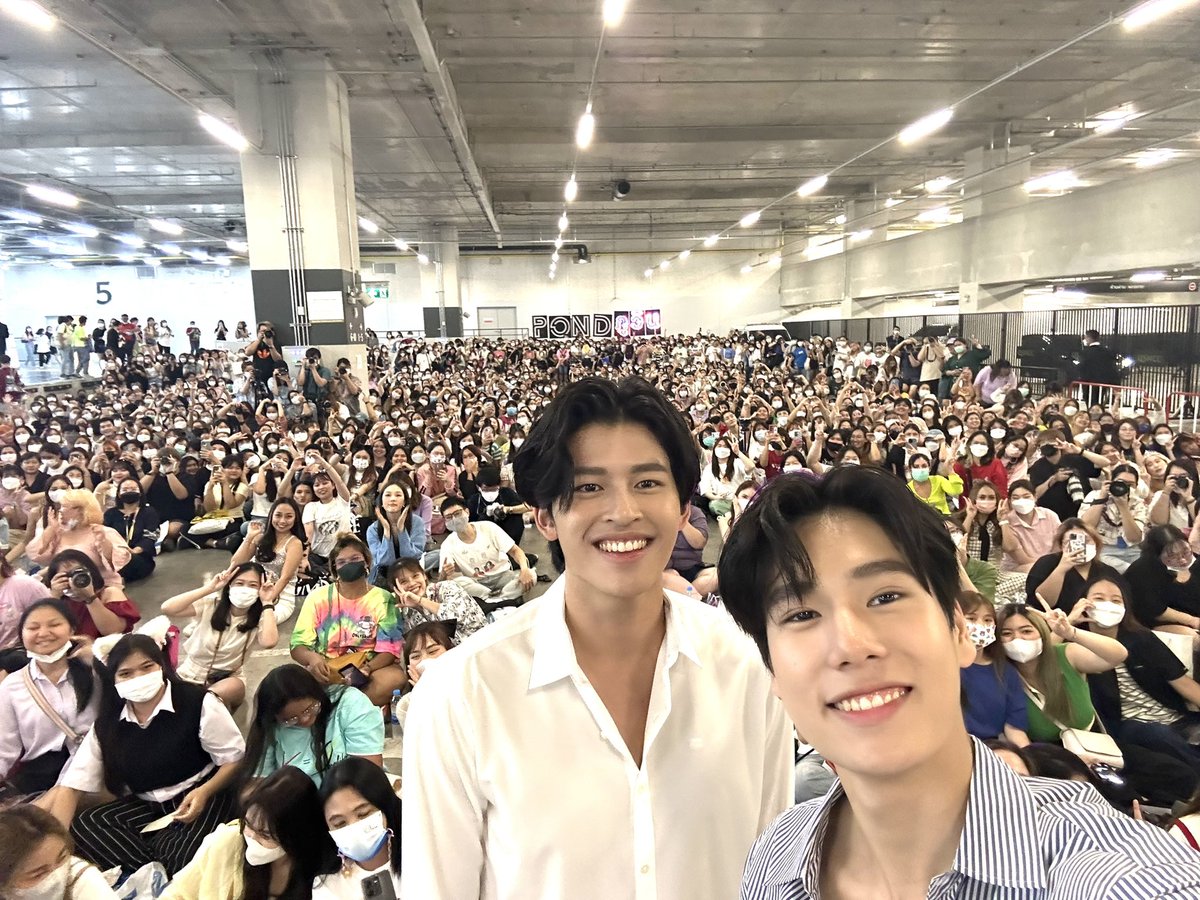 GmmtvShop's tweet photo. นำภาพบรรยากาศของ "ปอนด์-ภูวิน" ในงานสัปดาห์หนังสือแห่งชาติ ครั้งที่ 51 และสัปดาห์หนังสือนานาชาติ ครั้งที่ 21 มาฝากทุกคนค่า📚

@ppnaravit @phuwintang 
#BookfluencerxPondPhuwin
#GMMTV https://t.co/6fHL80lygU
