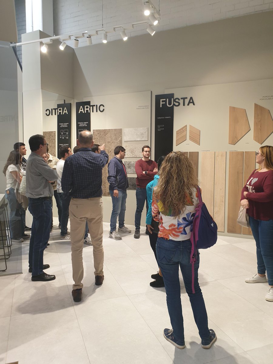 coverlambygresp's tweet photo. Today  the students of the 𝗠𝗮𝘀𝘁𝗲𝗿 𝗼𝗳 𝗖𝗲𝗿𝗮𝗺𝗶𝗰 𝗧𝗲𝗰𝗵𝗻𝗼𝗹𝗼𝗴𝘆 of the @UJIuniversitat and @ITC_ceramica were able to see first-hand the #Coverlam #CoverlamTop and @Grespania_Esp collections. In addition to the large format factory in Moncofar. https://t.co/GTMuRCXB0z