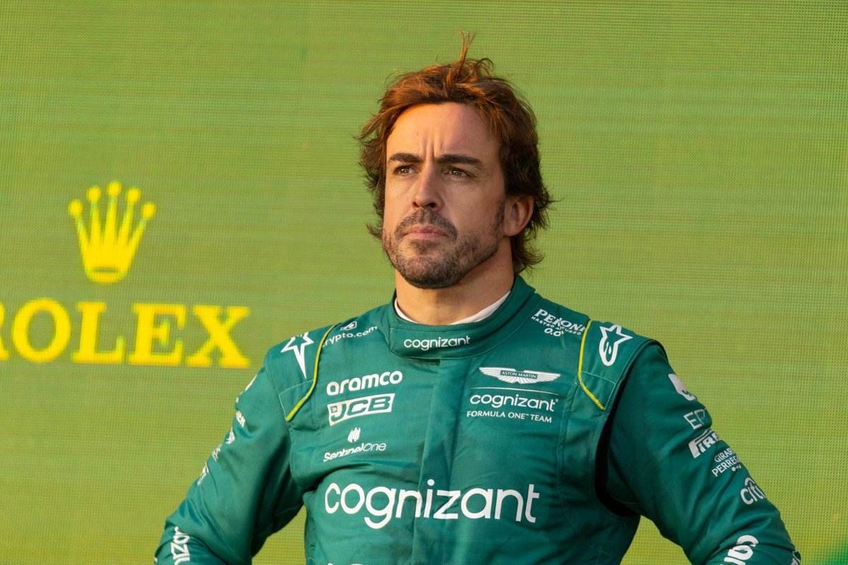 TearOffFR's tweet photo. 🔴 Fernando Alonso est toujours déterminé et croit plus que jamais que "le troisième titre est possible" avec Aston Martin ! 🏆

🎙 "Je crois toujours que c'est possible, c'est pourquoi je continue de courir. Le défi est grand, il faut surmonter certaines difficultés et les équipes qui sont au top. Mais je cours tous les jours et je m'entraîne tous les jours en pensant que le troisième titre est possible."

Il précise que son "objectif ultime" est "de gagner et de battre le record de titre" en précisant que "les sept de Michael Schumacher et Lewis Hamilton sont hors de portée pour le moment" 🙅‍♂️

(🗞 @SoyMotor/#F1)