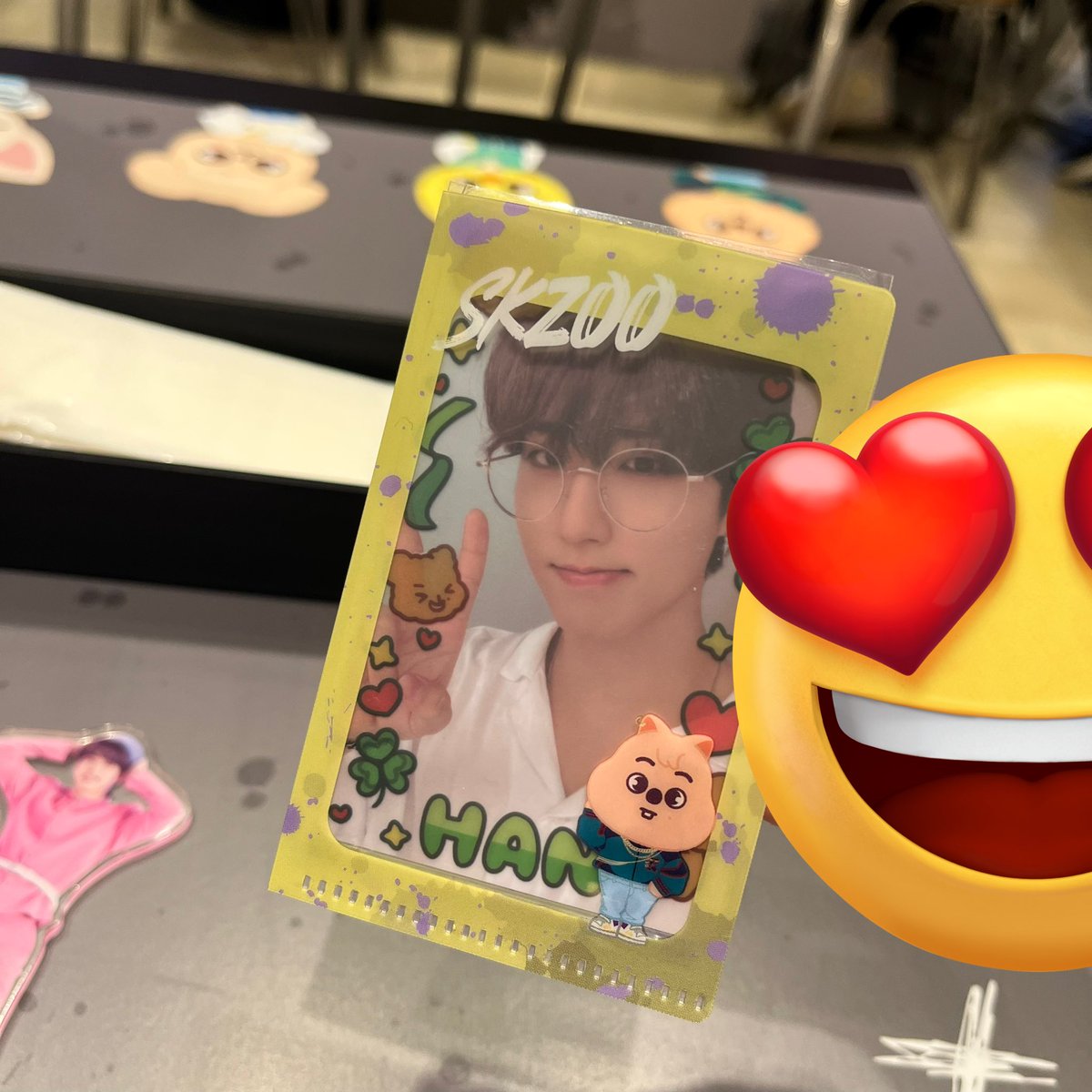 doraehan's tweet photo. cafe reservation benefit - random member’s card case!! 

pulled jisung’s by chance😭😭😭🥹🥹 https://t.co/qmMssqUCIu