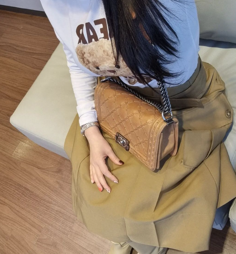 Tonyroofer's tweet photo. #깔맞춤 하면 왜 기부니가 좋을까?
아마도 예전에 사놓은것들을
뒤적거려서 요즘것과 합체하는 느낌이 좋은거 같다

#샤넬가방 #봄패션 #데일리 #일상 #소통
#40대 #소통해요 #셀카 #패션 #좋반 #기록 https://t.co/sCblr1IVG1