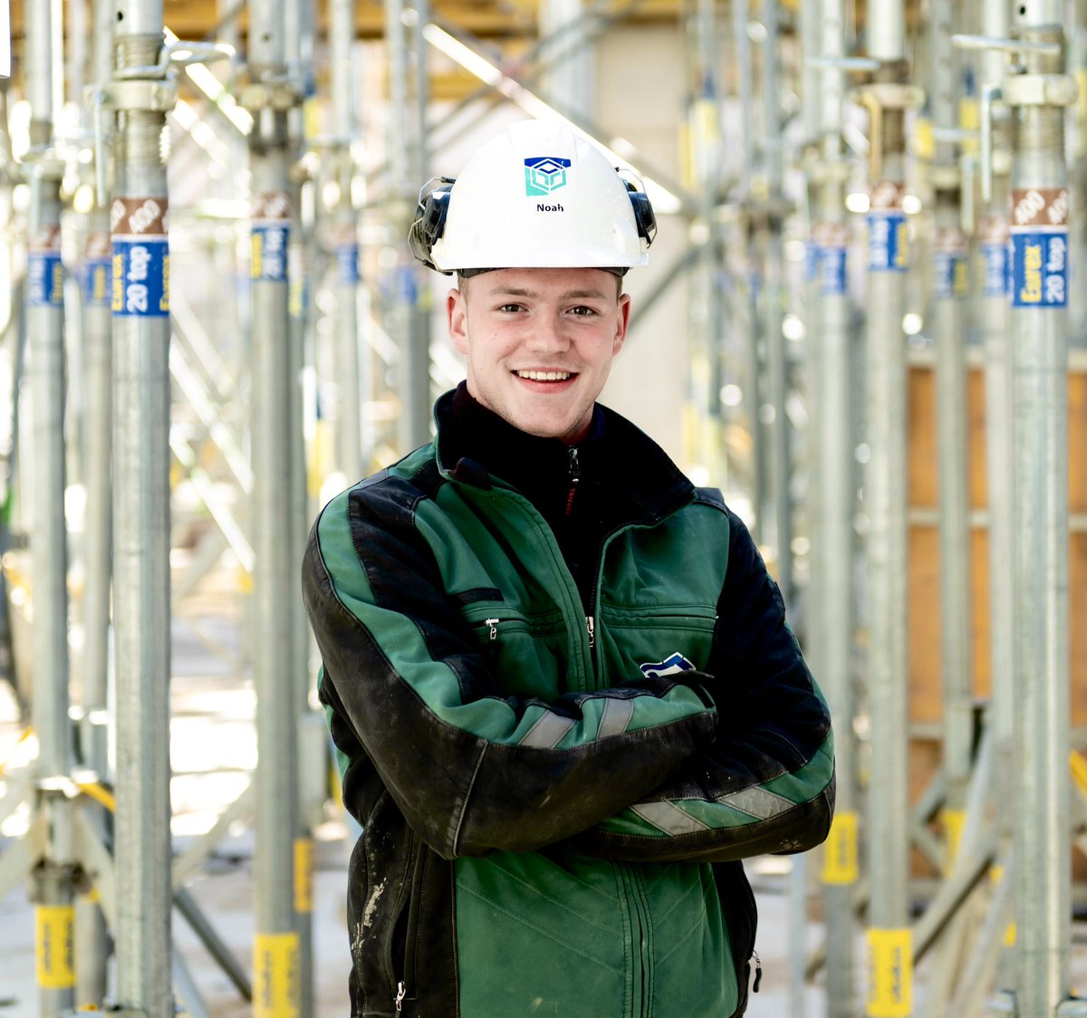 Noah Weerts is onze stagiair vanuit het ROC Nijmegen. Hij wil graag meer weten over het verloop van een bouwproces. Dan ben je bij ons aan het juiste adres!
Zijn interesse gaat vooralsnog uit naar architectuur, maar deze ‘buitenervaring’ heeft hij alvast in the pocket!