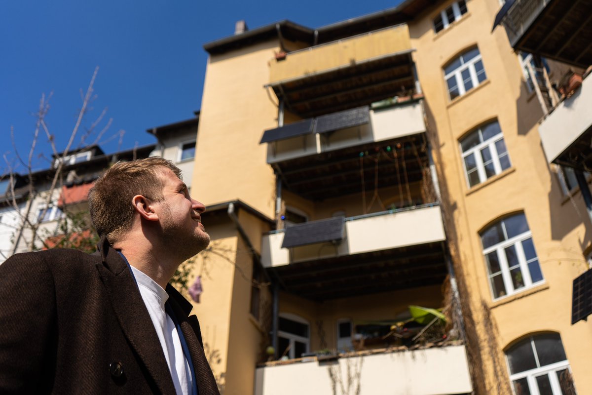 Wir brauche nicht nur Solaranlagen auf allen Dächern, sondern auch an allen Balkonen. 

Fast 25.000 Menschen wollen, dass das noch einfacher wird und haben die #PetitionBalkonSolar unterschrieben. Wir brauchen aber 50.000!

Jetzt hier unterschreiben ➡️ epetitionen.bundestag.de/petitionen/_20…