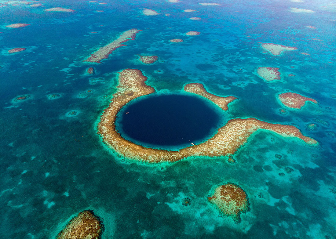 scinexx's tweet photo. Bild der Woche: Osterei im Korallenriff. Blick auf die Untersee-Doline "Great Blue Hole" im Riff vor Belize. #Doline #Korallenriff #BLueHole #Belize
https://t.co/ILlSn0BaYO https://t.co/LOjE0ALxjx