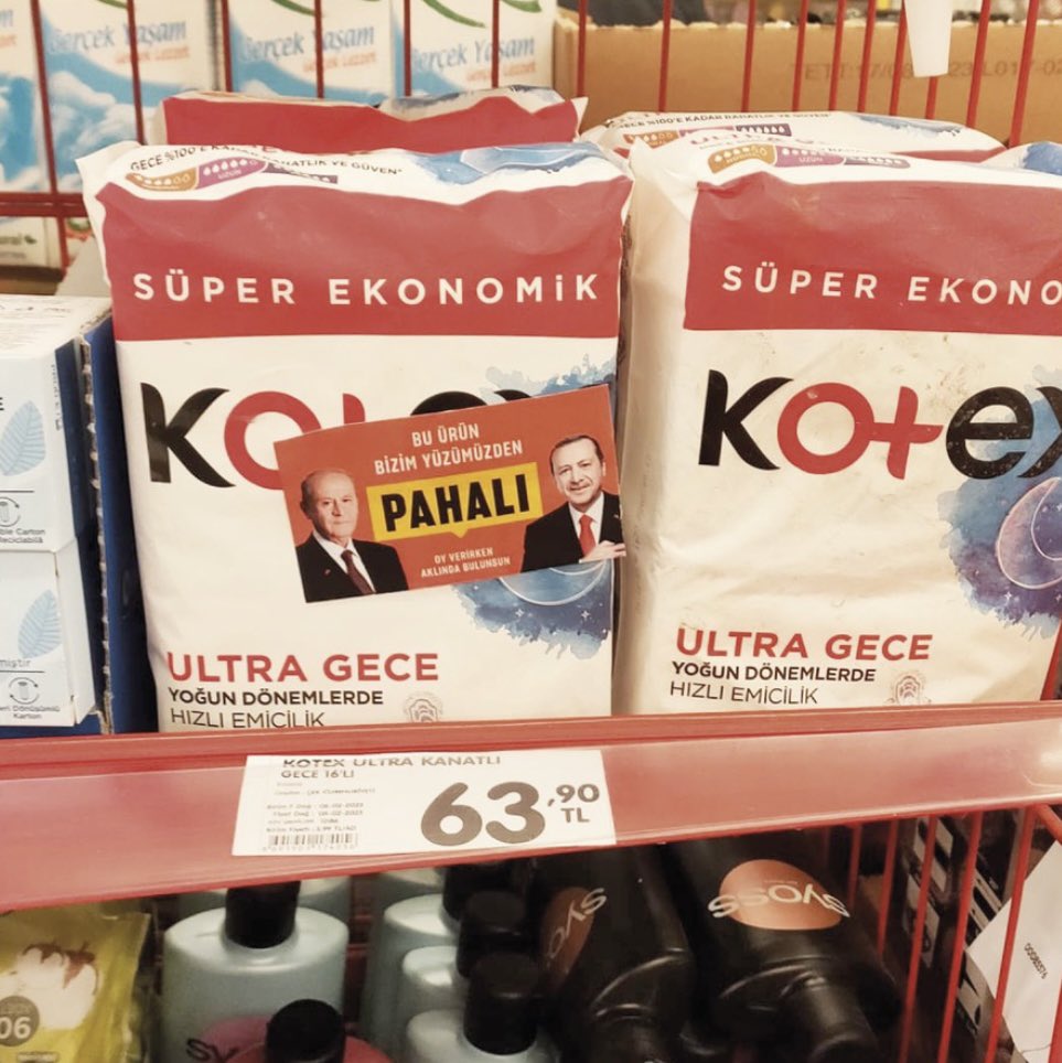 Marketlerde satılan ürünlerin üzerine “Bu ürün size pahalı mı geldi? Erdoğan sayesinde” yazılı etiketler yapıştırıldığı görüldü.