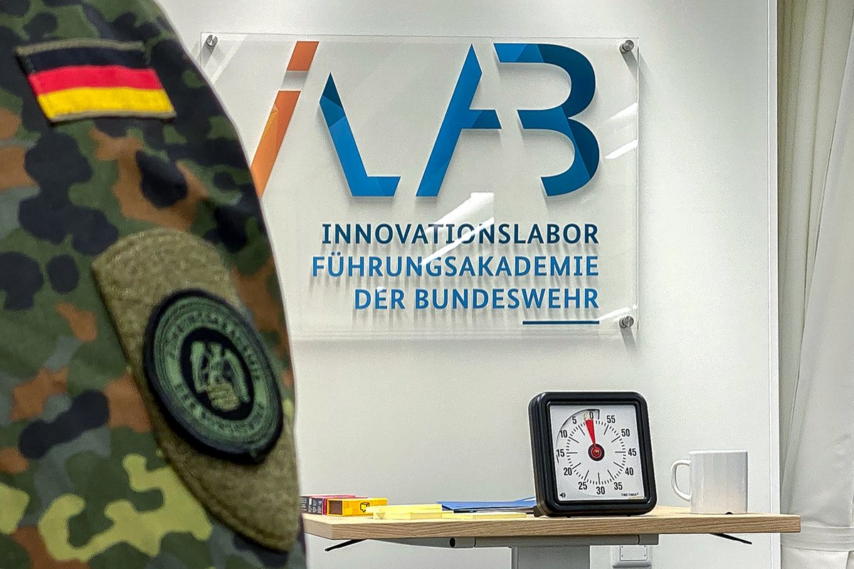 FueAkBwHH's tweet image. Neue Ausbildungswelten öffnen ihre Pforten – Brigadegeneral Frank Pieper hat das Innovationslabor „#iLab“ an der #Führungsakademie der #Bundeswehr eröffnet. Die Gäste konnten #Wargaming und innovative Methoden in der #Lehre direkt vor Ort ausprobieren: bit.ly/3KdjTzW
