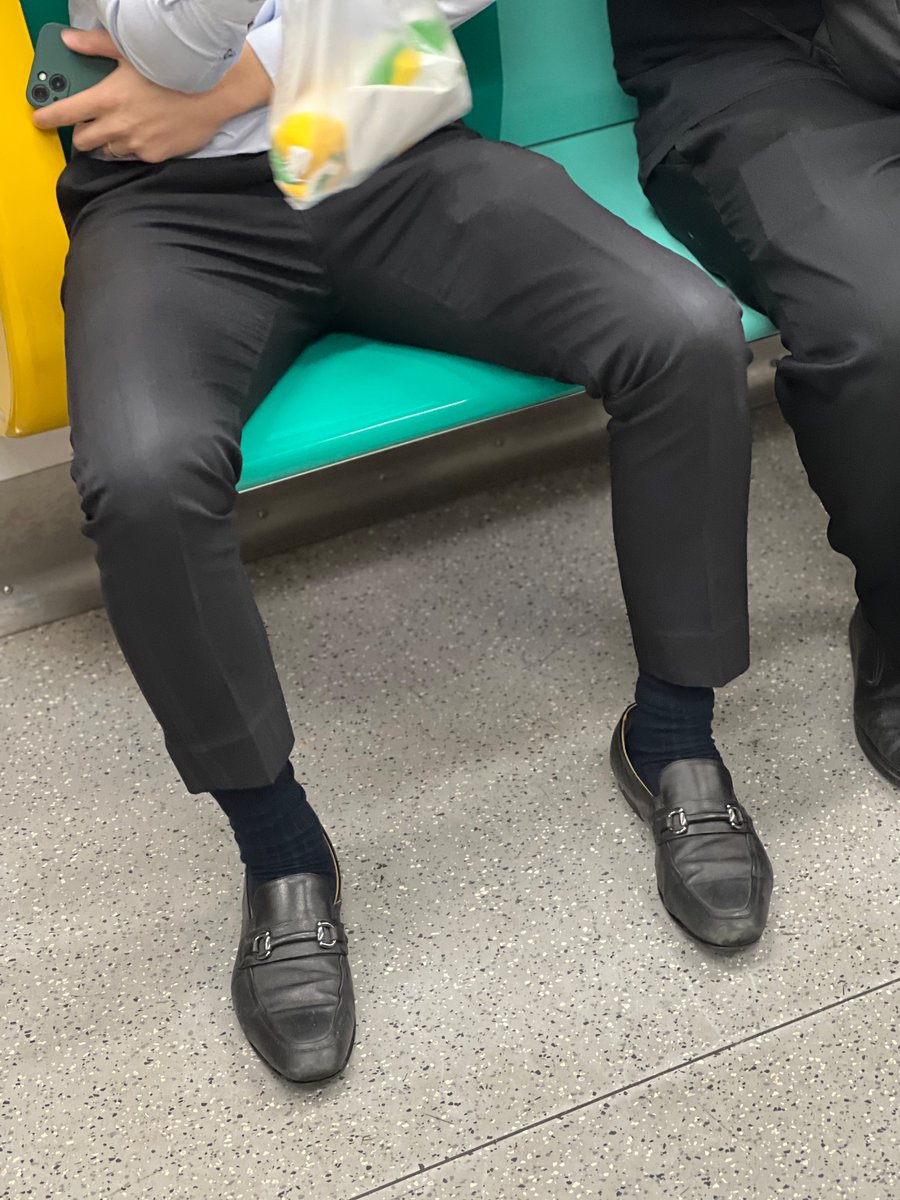 nag555dom's tweet photo. 为什么越来越多人喜欢这种鞋 好好的皮鞋不香吗🙁 https://t.co/3Hh6743xsa