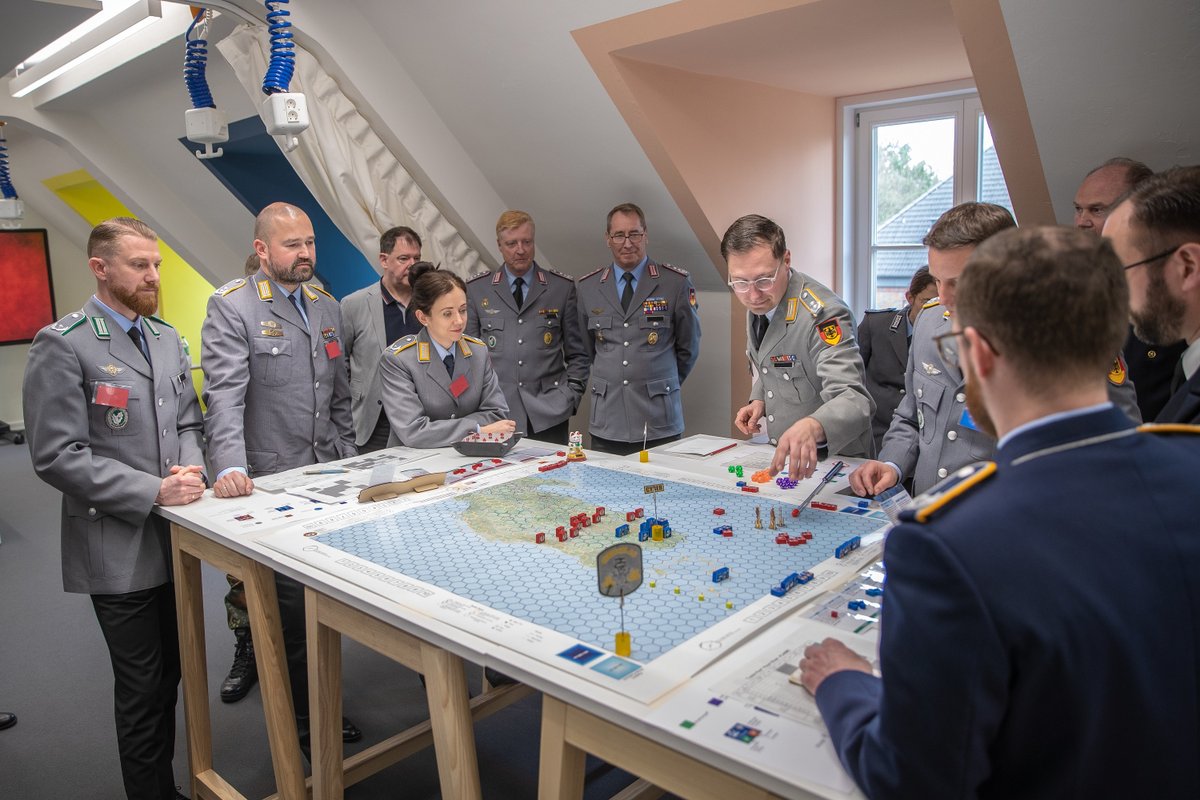 FueAkBwHH's tweet image. Neue Ausbildungswelten öffnen ihre Pforten – Brigadegeneral Frank Pieper hat das Innovationslabor „#iLab“ an der #Führungsakademie der #Bundeswehr eröffnet. Die Gäste konnten #Wargaming und innovative Methoden in der #Lehre direkt vor Ort ausprobieren: bit.ly/3KdjTzW