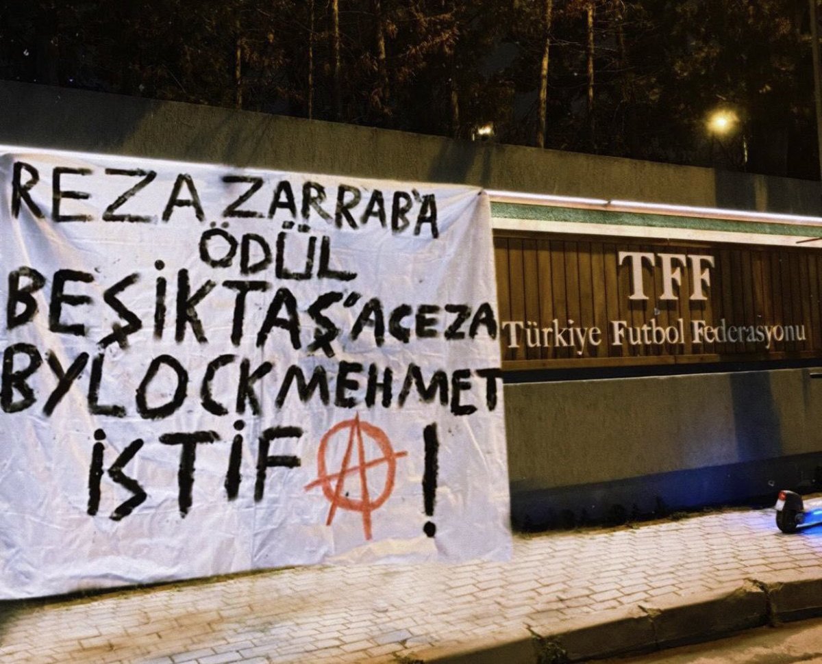 Dün gece TFF binasına asılan pankart ⚫️⚪️

#beşiktAŞK
#TFF 
#operasyonVAR 
#HalaMadrid 
#kadirsağlam #kaanayhan 
#BağcılarBelediyesi #davutoğlu #izmir #Mertens #şenolgüneş #uyuşturucu