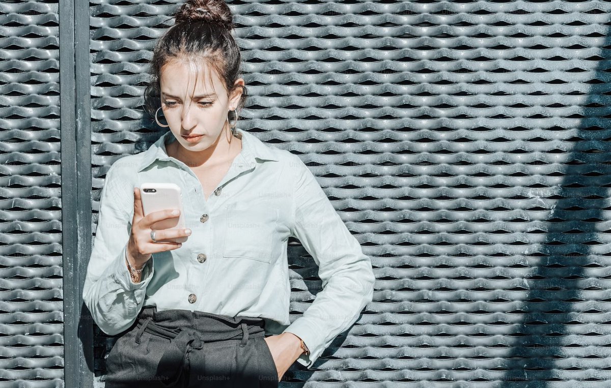 Jongeren hebben hun eigen definitie van nieuws. Ze zoeken relevantie voor hun eigen leven en identiteit op meer plekken dan ooit, aldus studie <a href="/JlabHU/">Journalismlab</a> #HU in opdracht van @UseTheNewsNL Nederland. hu.nl/onderzoek/onde…