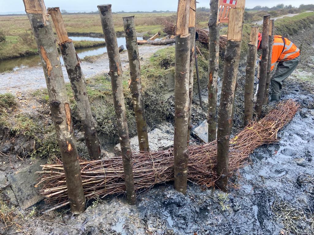 johnoflynnEA's tweet image. #HampshireAssetTeam contractor @LandandWaterCo complete embankment repairs at #MosesDock #Lyminton which was overtopping. TY @hantsconnect for turning footpath closure around so quickly. Flood risk, recreation &amp;amp; #environment now improved. @newforestdc @jackdaviesld @NewForestNPA