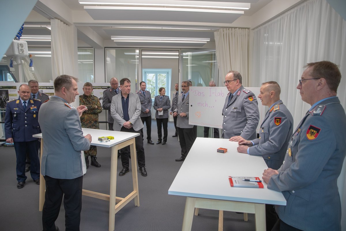 FueAkBwHH's tweet image. Neue Ausbildungswelten öffnen ihre Pforten – Brigadegeneral Frank Pieper hat das Innovationslabor „#iLab“ an der #Führungsakademie der #Bundeswehr eröffnet. Die Gäste konnten #Wargaming und innovative Methoden in der #Lehre direkt vor Ort ausprobieren: bit.ly/3KdjTzW