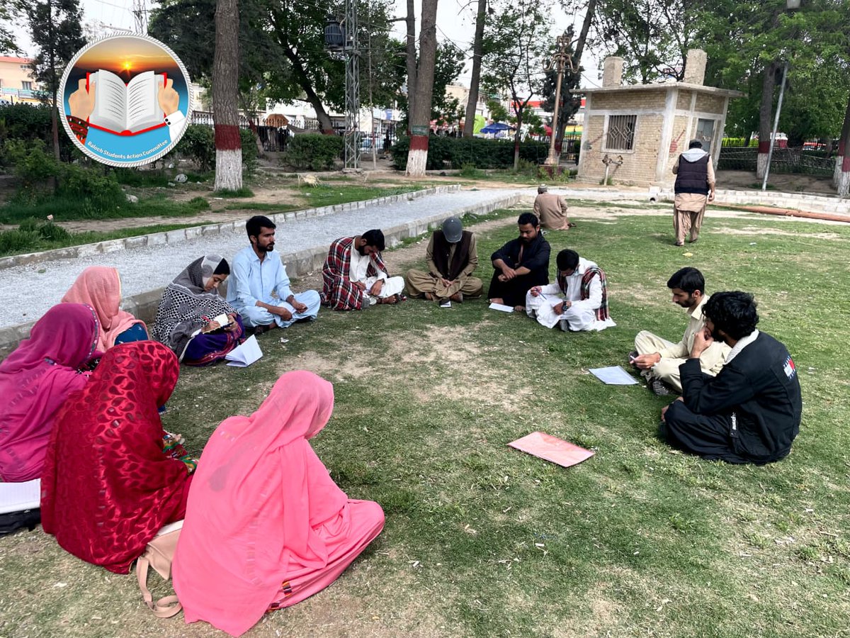 BsacQtaZone's tweet photo. رمس 5 اپریل 2023 ءَ  بلوچ اسٹوڈنٹس ایکشن کمیٹی شال ھنکین لاء کالج بنزہ ءِ بُنزہی دیوان بنزہ ءِ  کارمستر فھد بلوچ ءِ  سروکی ءَ  برجم دارگ بیتگ ۔ 
دیوان ءِ  مھمان ھاس ھنکینی کارگشاد پوزیہ بلوچ ءُ گچینی مھمان ھنکینی ھالرسانی کارگشاد  علی بلوچ بیتگ انت https://t.co/0lTMa7NdJG