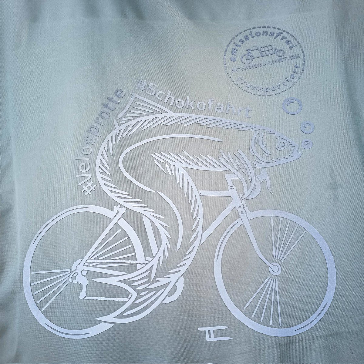 Die #velosprotte ist wieder mit <a href="/RadLasterBerlin/">Rad_Laster_Berlin</a> auf #schokofahrt
Ich werde die Reise der Sprotte diesmal weniger auf Twitter als auf Mastodon unter @derPirat@norden.social dokumentieren.