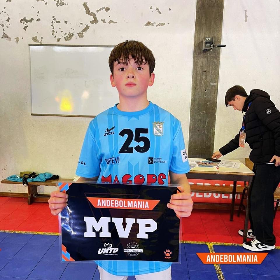 O noso xogador infantil Gonzalo Pombo foi nomeado MVP do partido de onte contra o <a href="/BoaHoraAndebol/">Boa Hora Andebol</a> no torneo de Andebolmania. Parabéns, Gonzalo! 👏🏾