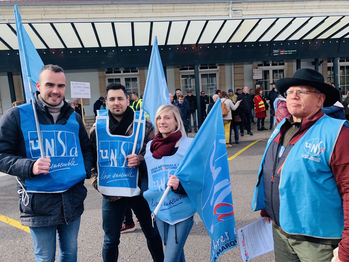 SeUnsa70's tweet photo. Intersyndicale à Vesoul #greve6avril Toujours Contre le 64 ans ! #tousdanslarue https://t.co/gYPC62OEMz