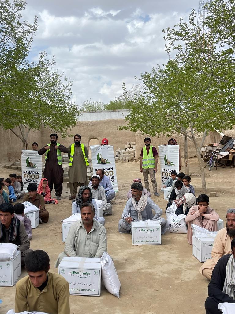 MSfoundationPK's tweet photo. 📍 Sungar, Balochistan
MSF organized a mega Ramadan Food Packages distribution in Sungar, Balochistan.
Hundreds of needy were provided with a whole month Ration supply to help them feed themselves & their children.
اِس ماہِ نور، مسکراہٹیں بھر پور !
#Ramadan #RationSupport https://t.co/vJqXj6Dvqy