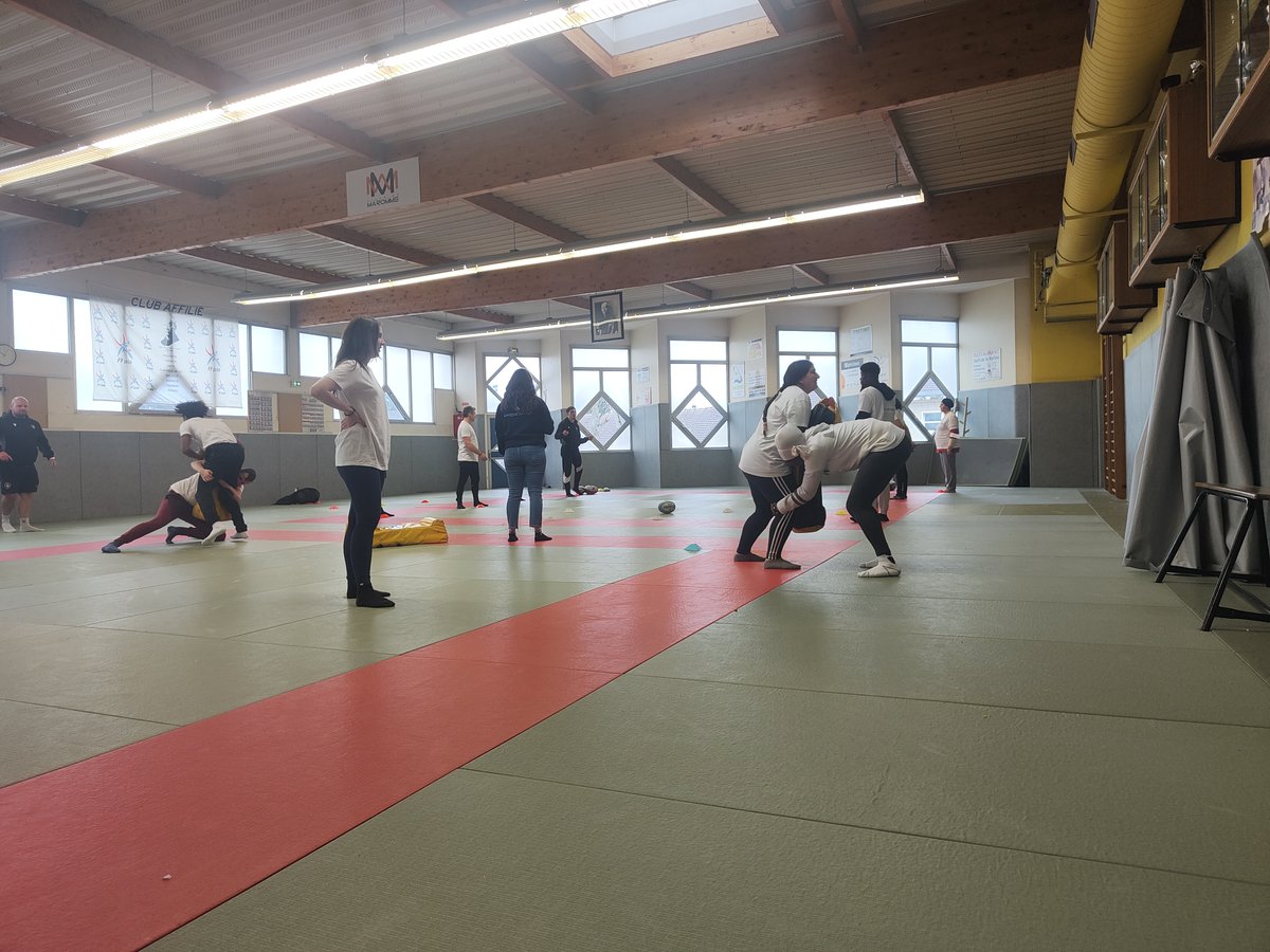 GeiqP's tweet photo. En direct du forum Sport / Emploi organisé par @VilledeMaromme  en partenariat avec Pôle emploi Maromme et la Mission locale de Rouen

Au programme :
👉 Activités sportives : Gym, Rugby, Kin-Ball &amp; Badminton
👉 Repas partagé
👉 Job Dating
 
Maintenant, il n’y a plus qu’à ! https://t.co/gIPesnXGQ5