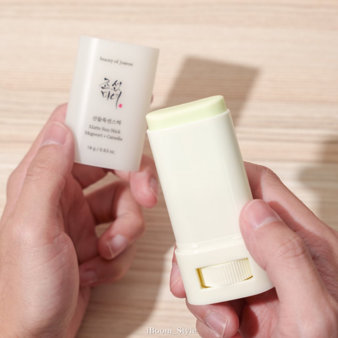 iBoomStyle's tweet photo. Sunscreen Stick ของ Beauty of Joeson มันปังอยู่นะ! 

เป็นกันแดดแบบแท่งที่ขนาดปาด area ละ 4 รอบผิวยังไม่มันเลย แถมระหว่างวันฟินิชเหมือนทาแป้งฝุ่นเลย บางเบาสบายผิวมาก เหมาะกับการเป็นกันแดดเติมระหว่างสุดๆ

#BeautyOfJoeson #iBoomStyle #Sunscreen #SunscreenStick https://t.co/IfPI2qpVTH