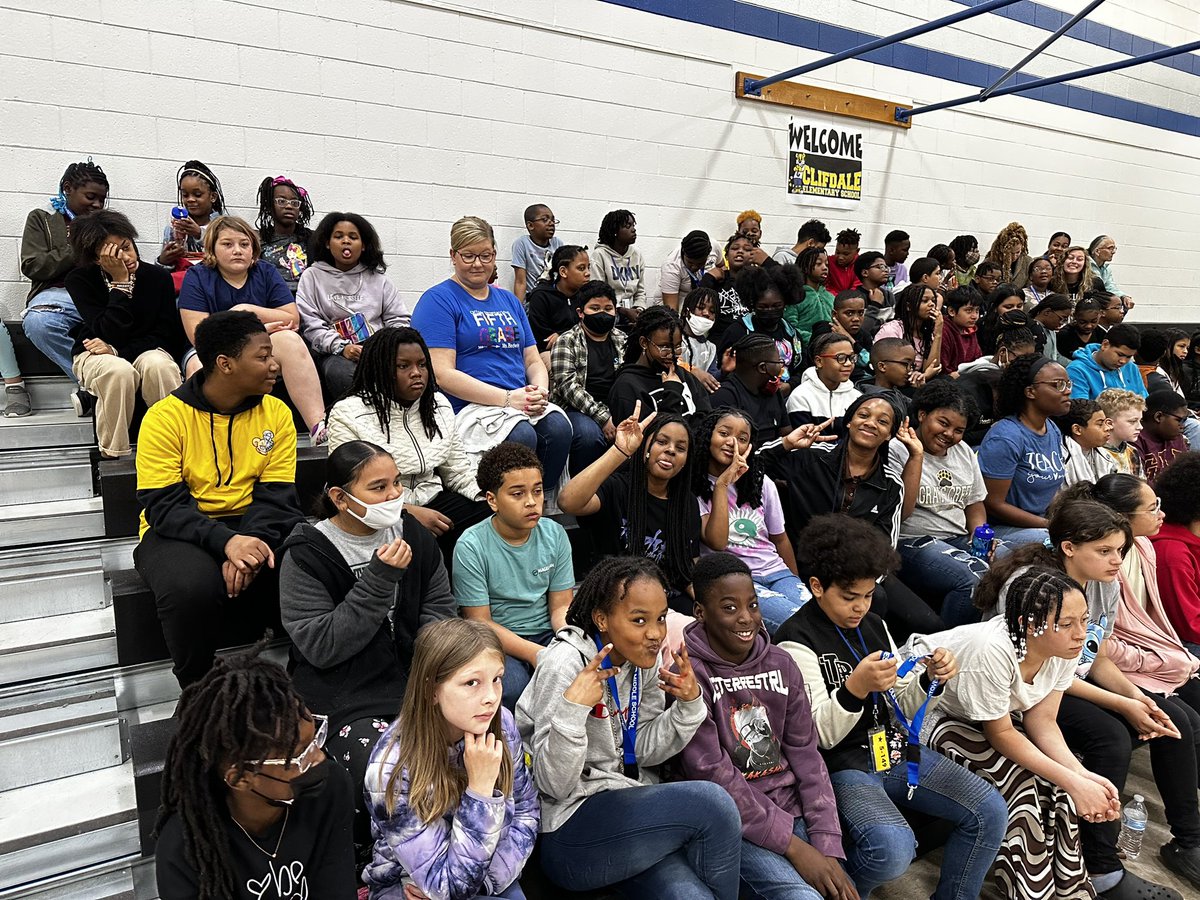 ShacarraTaylor's tweet photo. 5th grade going into break with a bang! Not one but TWO field trips. The first to Fayetteville State University and the second for our annual Westover Middle Orientation. What a time! https://t.co/NmwF6oNXoO