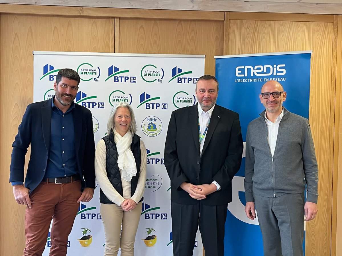 EnedisRegionSud's tweet photo. @Enedis à la rencontre de ses #Prestataires de demain pour bâtir la #NouvelleFranceElectrique👷‍♀️⚡️

Rencontre avec les #interlocuteurs du monde économique des @AlpesProvence04 ⛰

🎯Recruter des entreprises prestataires et travailler #ensemble🤝 à la réussite des futurs projets ! https://t.co/Q39U2rKHdl