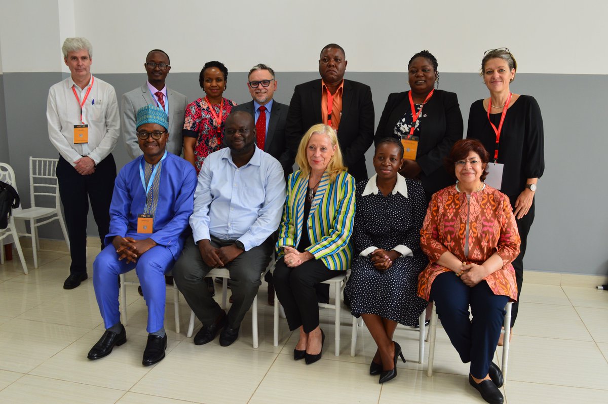 MariePierre_P's tweet photo. En cette semaine mondiale dédiée aux agents de santé, l'UNICEF réitère notre engagement à travailler aux côtés de l'@_AfricanUnion et @AfricaCDC pour mettre en œuvre l'Appel à l'action de Monrovia en faveur d'investissements dans les soins de santé primaires communautaires. https://t.co/GY68jsNQf6