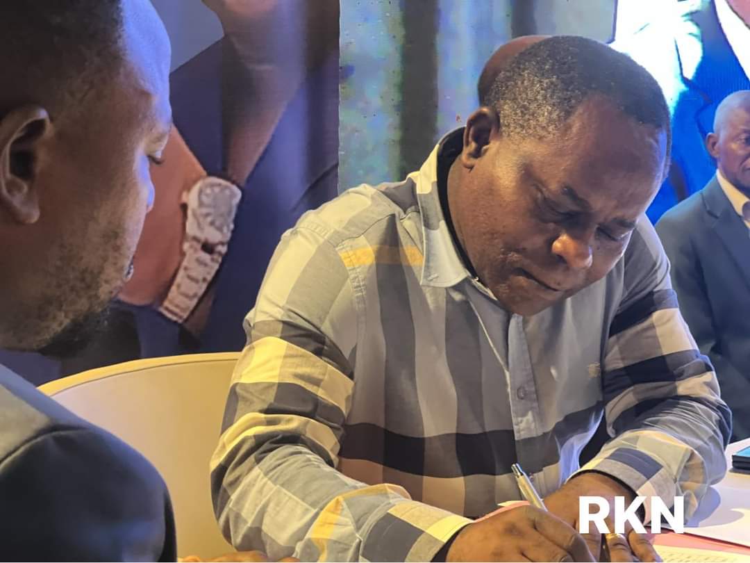 simeonisako13's tweet image. 🇨🇩 Adoption et signature de la charte de l'Union sacrée : Adrien #Bokele Djema, ministre de pêche et élevage, autorité morale du Bloc Patriotique pour L'Emergence du Congo, #BPEC a renouvelé sa loyauté à la vision du président @fatshi13_