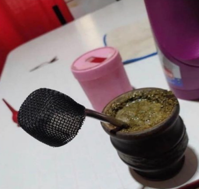 Flantasma1's tweet photo. Cuando estás tomando mates y el chisme está bueno https://t.co/jzYHNx7lmd