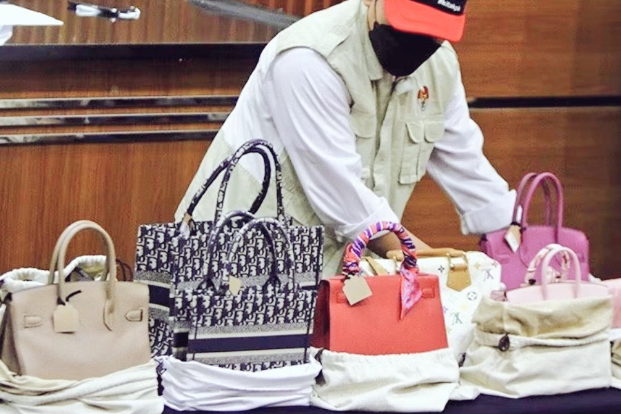 HEDONISTIK &amp; KORUPSI

Dalam satu penerbangan panjang ke Afrika, saya sebaris tempat duduk dengan seorang pegawai kejaksaan China, namanya Jun. Dia berangkat ke Afrika bersama timnya untuk memeriksa seorang tersangka korupsi, warga China yang mengerjakan proyek investasi