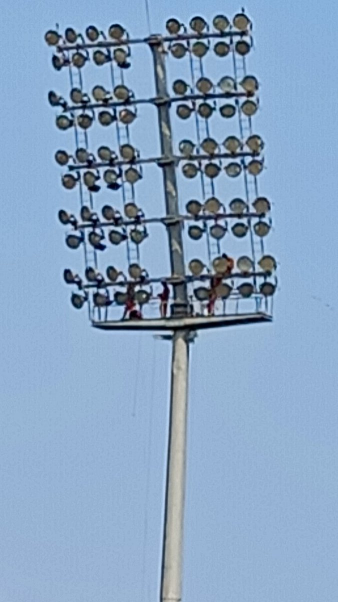 Vishnu006N's tweet image. 35 degree Celsius temperature, I can't even walk through the roads ,but these guys working at that much height 🥶
#floodlight #workers #supercup