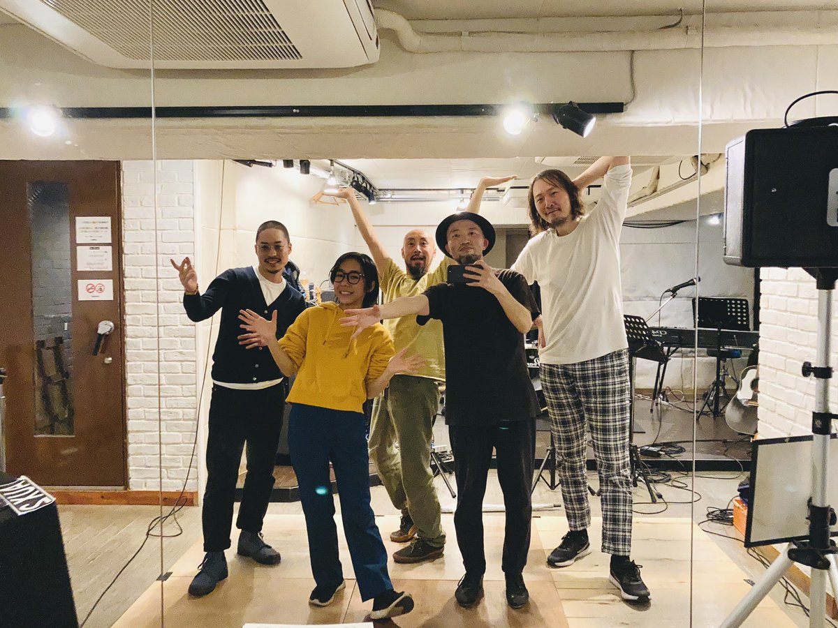 Ino038's tweet photo. 本日は2回目の公演リハでした!
実際の板スペースを意識して広めのスタジオで👣
長丁場にお付き合いいただきミュージシャンの皆様には毎回感謝です。おかげでイメージがかなり出来上がってきました!
あと16日ぃぃぃーーーーーー!!
#ハダノオト #タップダンス
#stepinflow #roadtohadanote2023 https://t.co/rzLQg4v4Hm