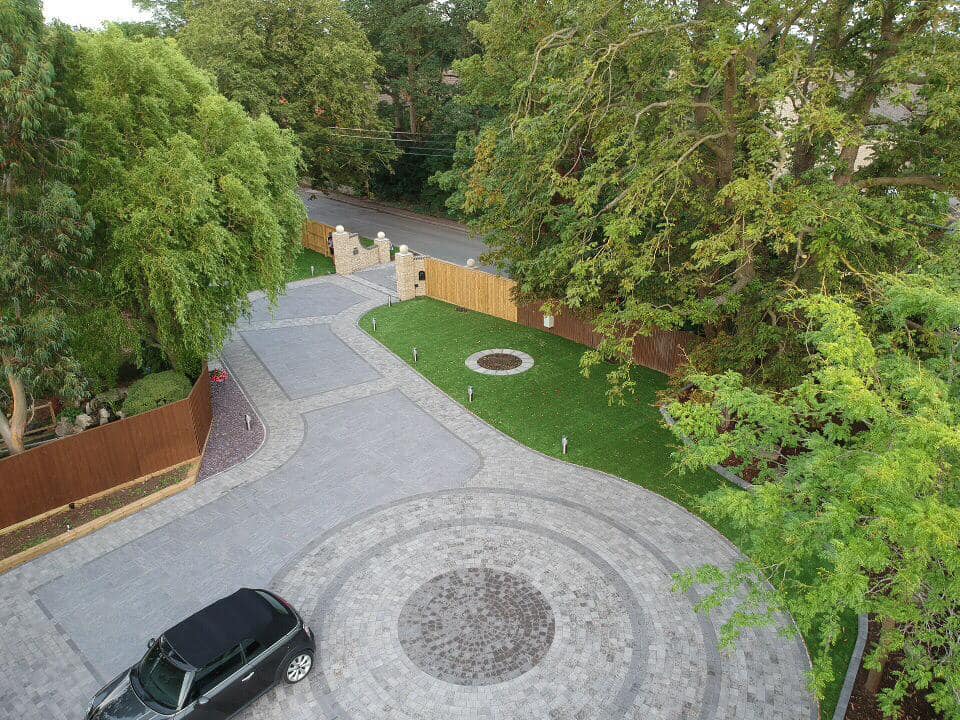 Posts_by_Brett's tweet photo. Weβre throwing it back with this driveway redesign created by combining our Porcelain and Block Paving ranges.Β
π½ (1/3)
#homedesign #drivewayideas #pavingcontractor #homerenovation #pavinginstallation #homesweethome #beautifulhomes #beautifuldrives #homeinspo #blockpaving https://t.co/LbqG3GloW0