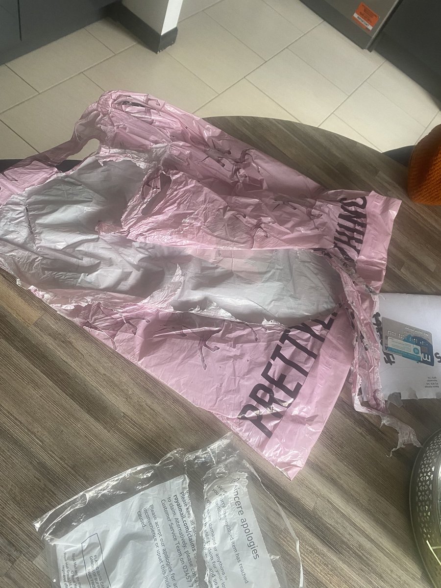 MrsFraser1's tweet photo. @RoyalMailHelp this is how my @OfficialPLT package arrived to me to us....£50 worth of contents missing for my daughters birthday with nothing in it. Someone from Royal Mail has packages up an empty bag! 😡 https://t.co/GRjYyH7KdC