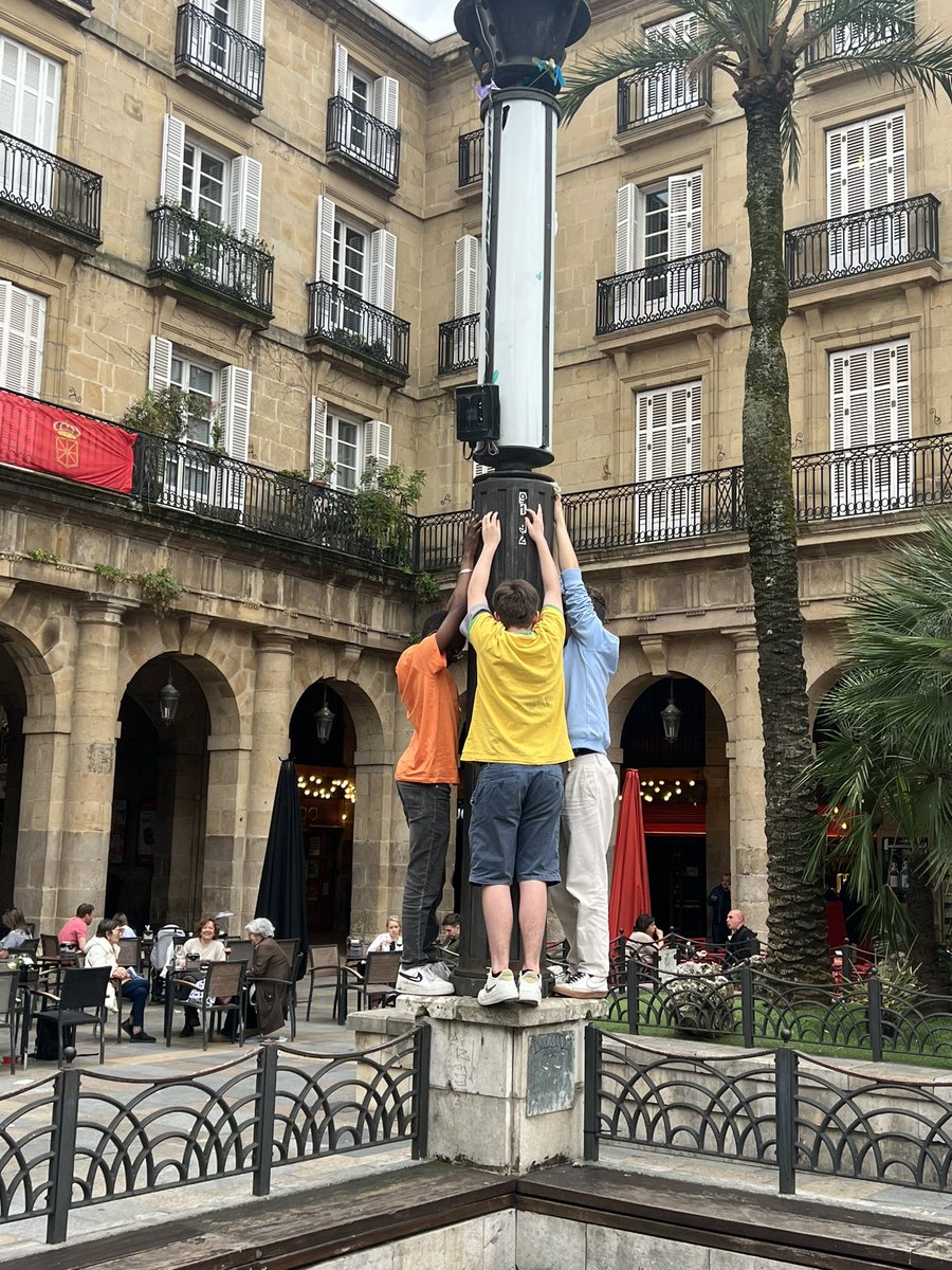 ML_ArtsPla's tweet photo. Projet PEAC pour nos élèves de 3emes: en quoi la culture et les arts peuvent-ils permettre de redynamiser une ville?
Voyage à Bilbao (Espagne)- JOUR 4:
APPROPRIATION de la ville et de l’architecture par le corps et la performance artistique #artsplastiques #peac https://t.co/fi4WgfS7qT