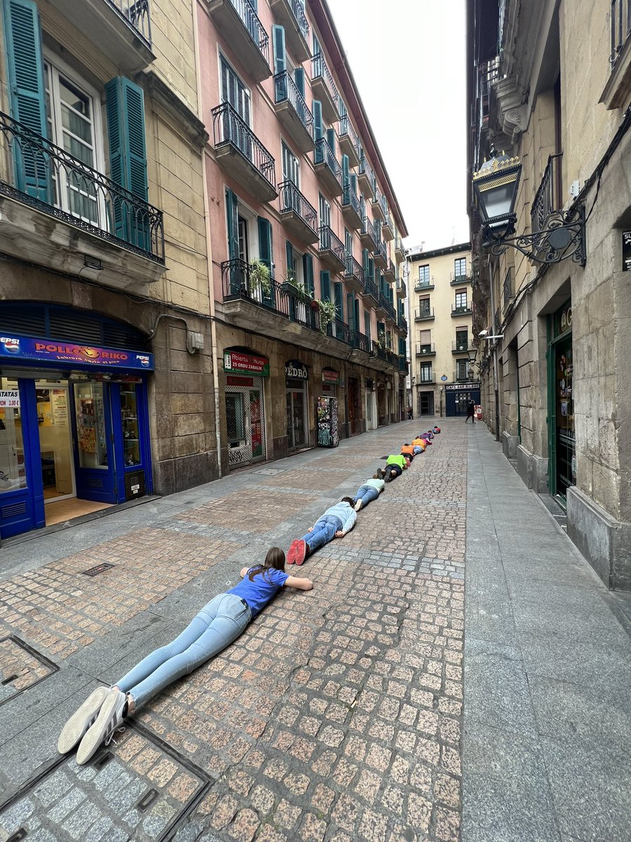 ML_ArtsPla's tweet photo. Projet PEAC pour nos élèves de 3emes: en quoi la culture et les arts peuvent-ils permettre de redynamiser une ville?
Voyage à Bilbao (Espagne)- JOUR 4:
APPROPRIATION de la ville et de l’architecture par le corps et la performance artistique #artsplastiques #peac https://t.co/fi4WgfS7qT