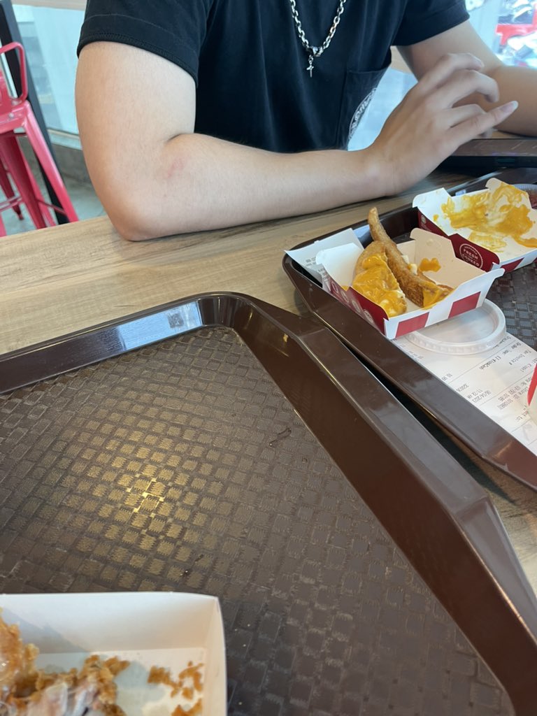 potatonahhhhh's tweet photo. @JFCJ2003 今天和姐姐吃午餐 https://t.co/hoqpEazx30