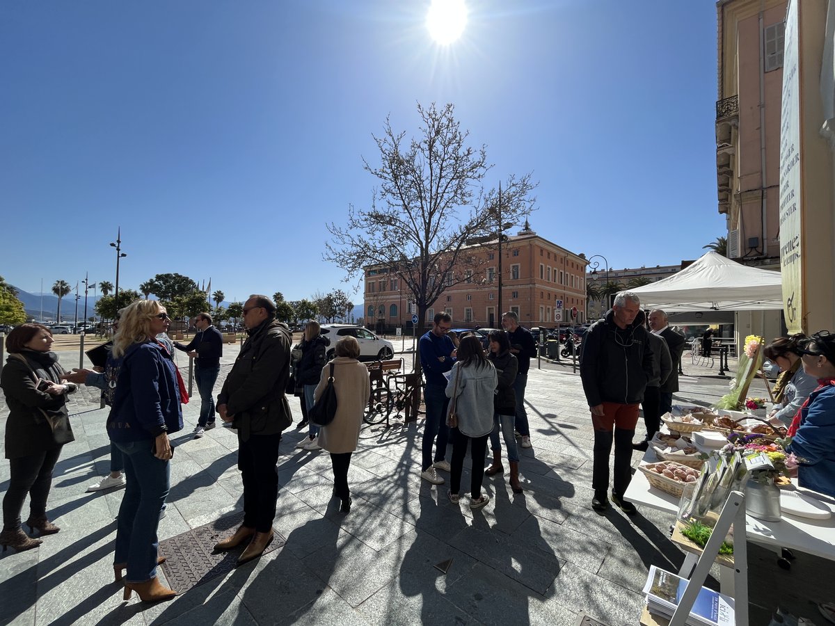 VilledAjaccio's tweet photo. 🌼 L'équipe d'@AjaccioTourisme nous dévoile ce matin « À chacun son printemps » : 120 rendez-vous en pays ajaccien, du 8 avril au 7 mai 2023 !  

☀️ Balades, randos, dégustations... Retrouvez les activités et le programme sur le site : https://t.co/LJptyyZidV https://t.co/oi9ryYifbq