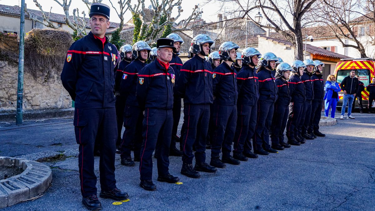 Pompiers_13's tweet photo. [#VieduCorps]

Un grand jour pour le Centre d'incendie et de secours de Concors : hier se tenait la passation de commandement entre le capitaine Rey et le lieutenant Roche. 🤝

Moment d'émotion pour ce jeune officier qui prend la tête de près de 100 #Pompiers13 🫡 https://t.co/tJHhfe4B5D